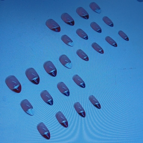 NWT Do it yourself Nails, 24 pcs black/white french manicure w gold strips - Picture 5 of 5